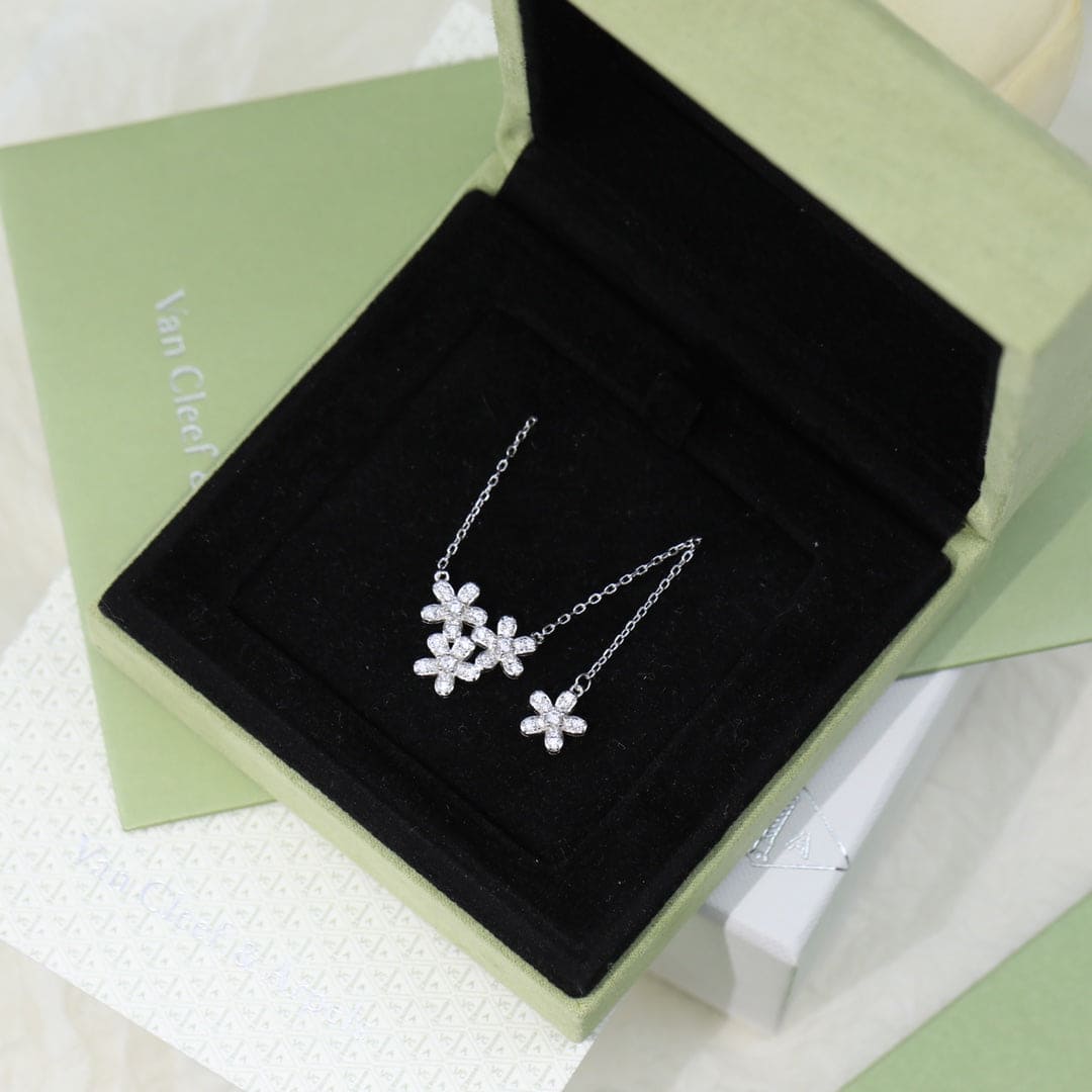 18K Three Flowers Socrate Necklace