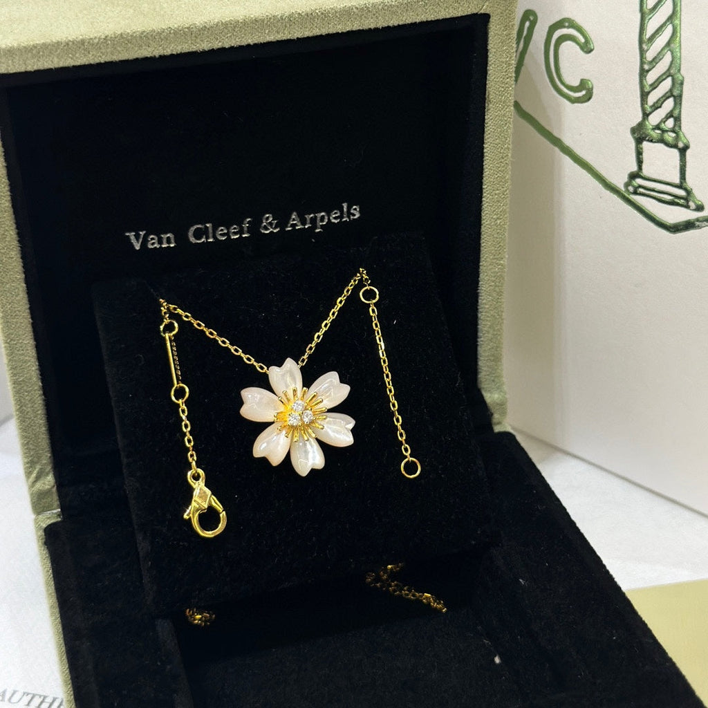 18K Rose de No?l Necklace