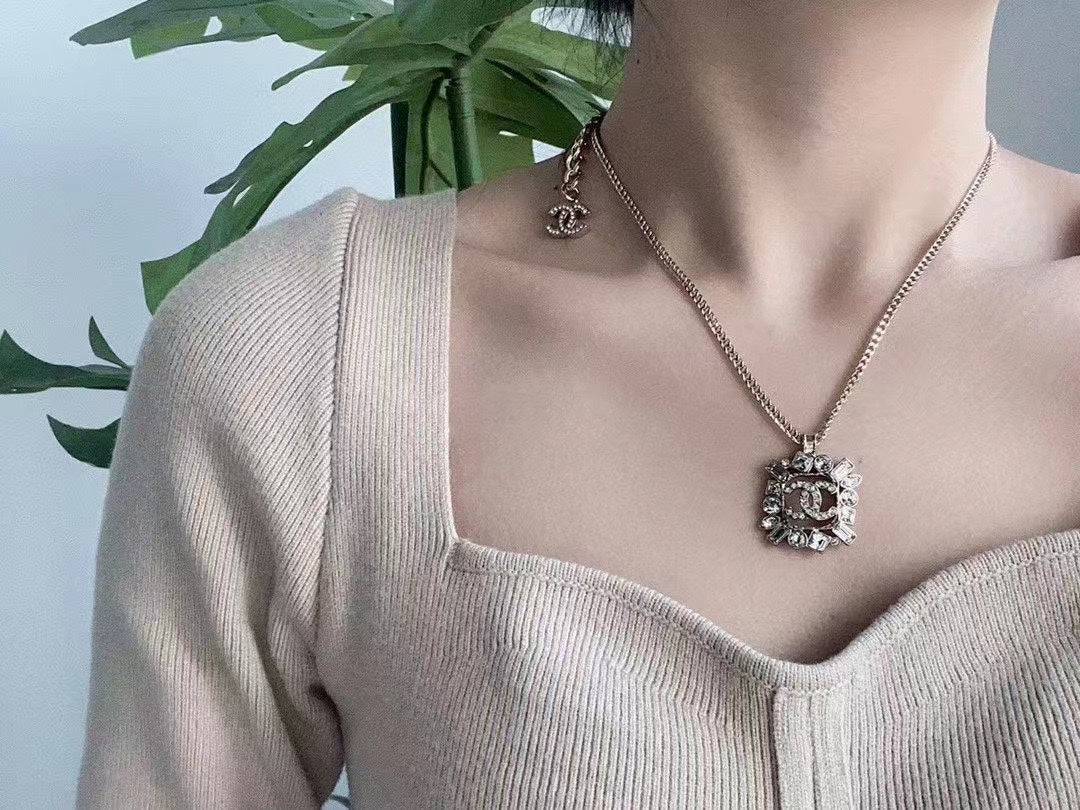 18K  Chanel Diamonds Pendant Necklace
