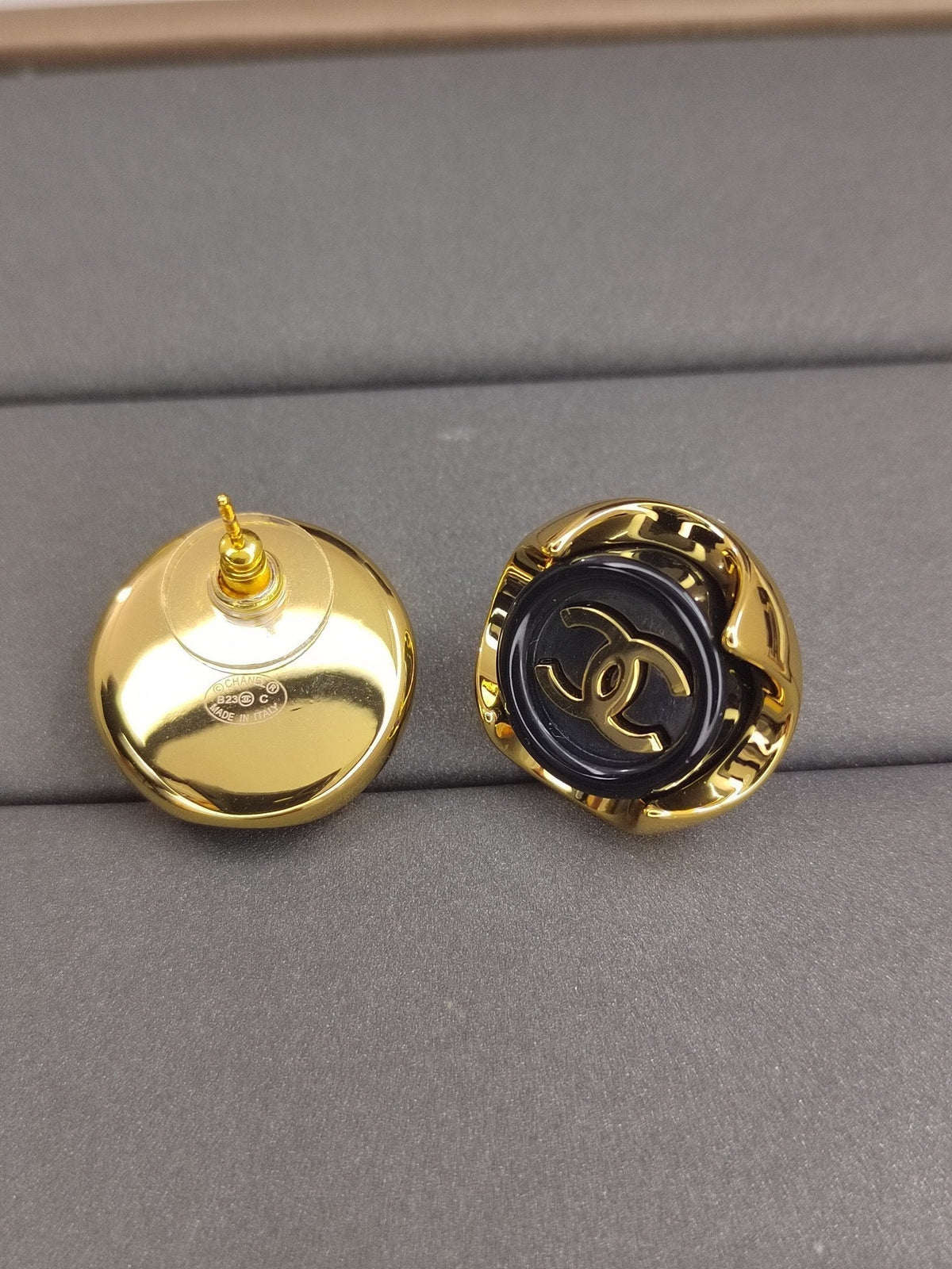 18K  Chanel Black Earrings